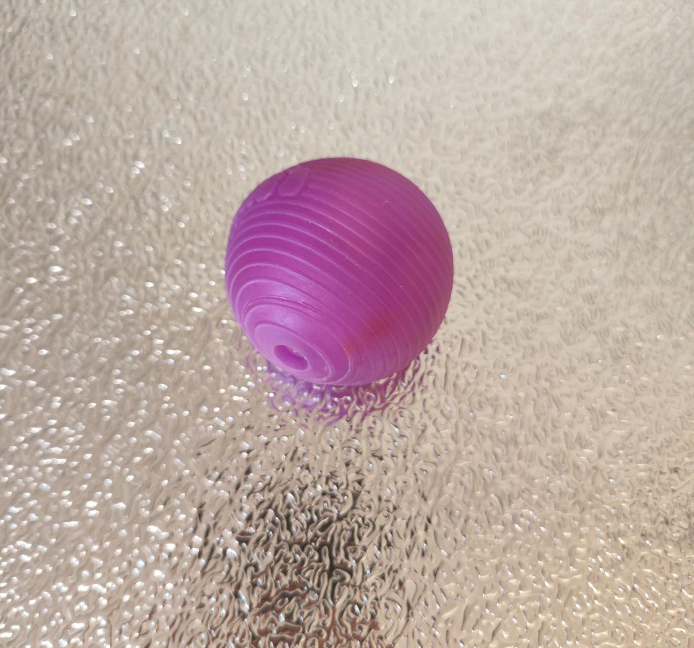 This is another angle of a ball for dogs to play with. I photographed it. It can clearly be recognized as a sphere and is easy to carry.