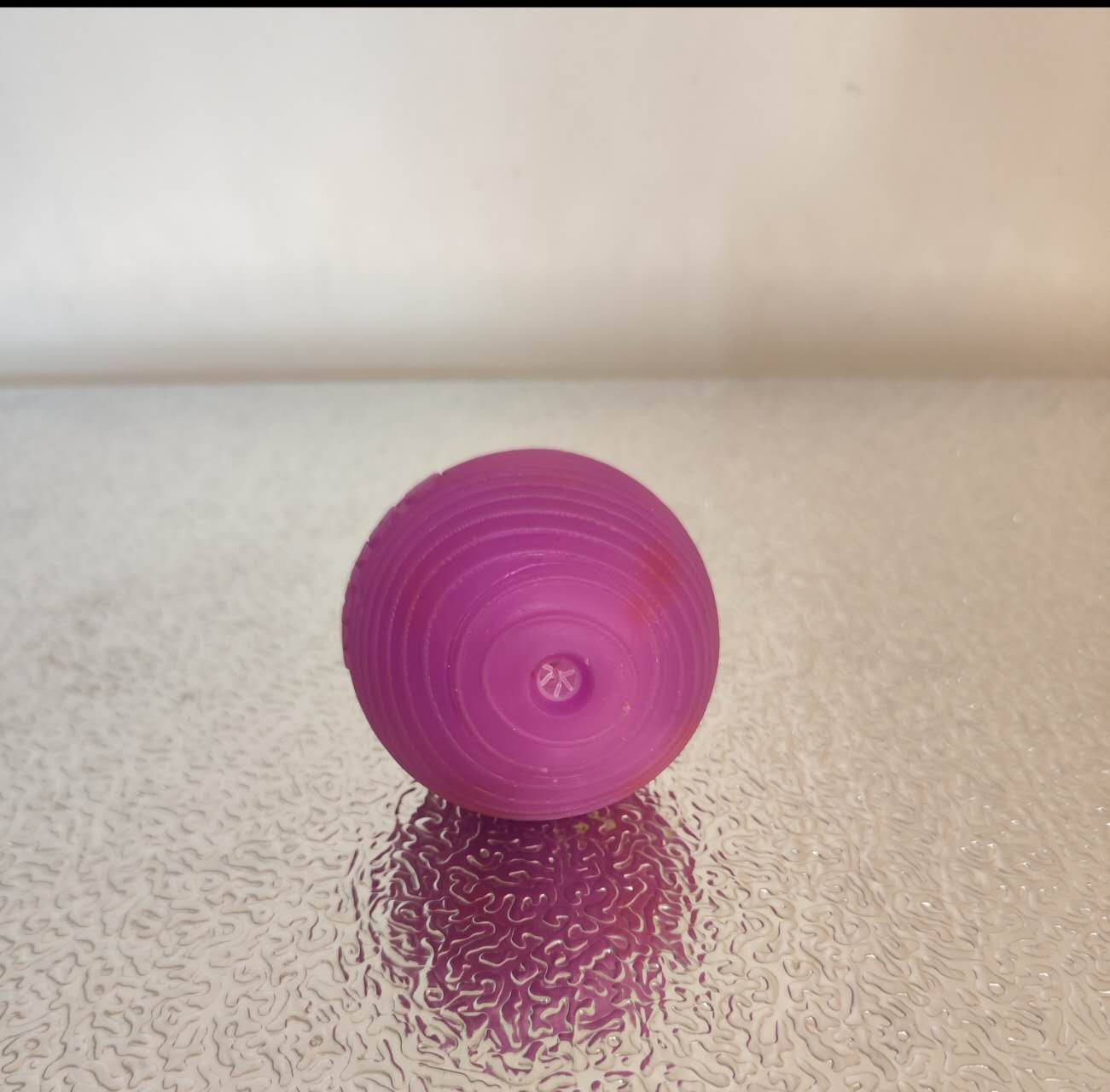 This is another angle of a ball for dogs to play with. I photographed it. It can clearly be recognized as a sphere and is easy to carry.