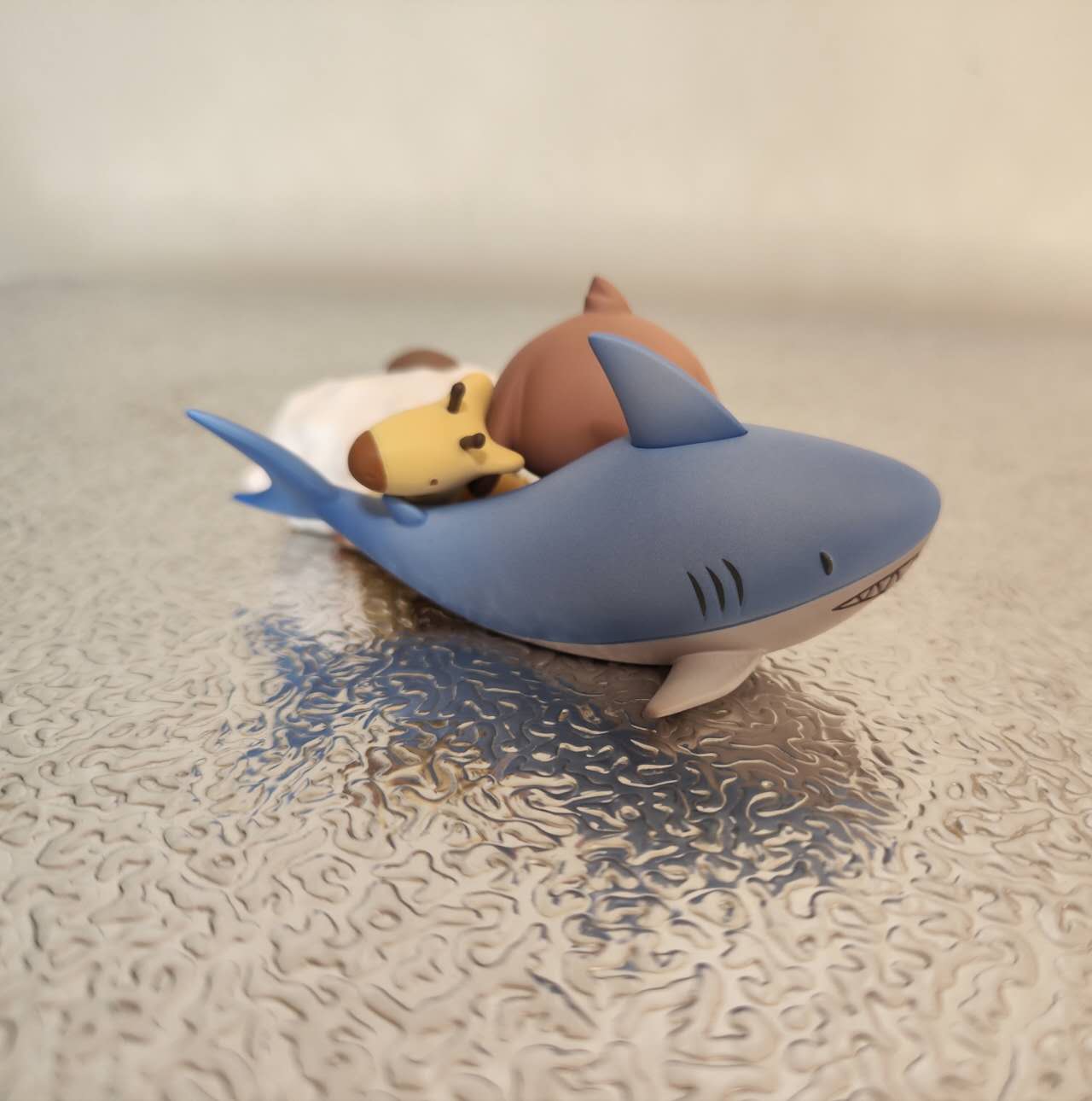 This is a shark that came with the figure I bought. Its body has various structures and it is a complex geometry.